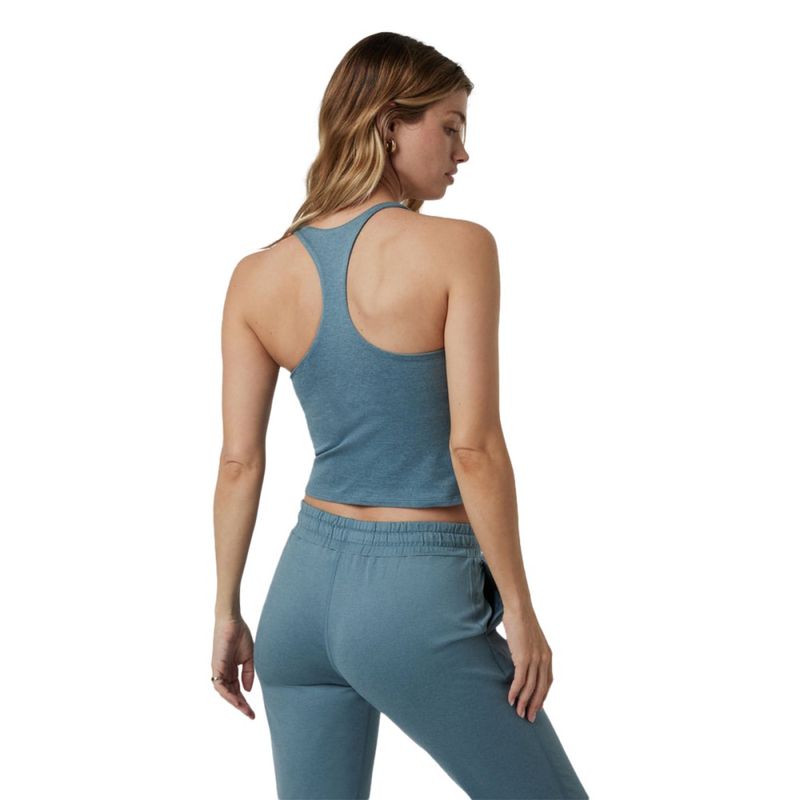 women-halo-performance-crop-2