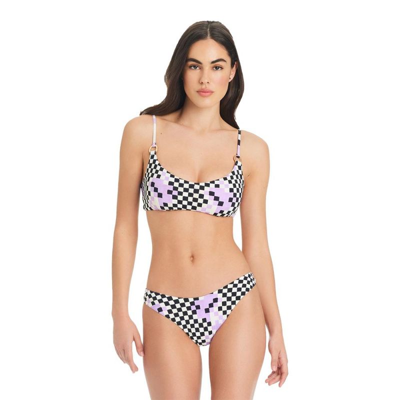 women-bralette-woring