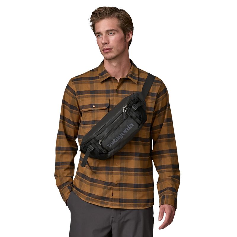 Patagonia store black hole waist bag